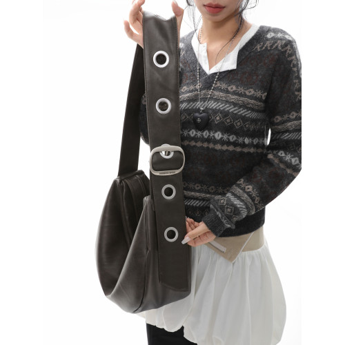 簡著25AW 原創 打洞系列2.0 做舊擦色寬肩帶斜背餃子包慵懶大容量