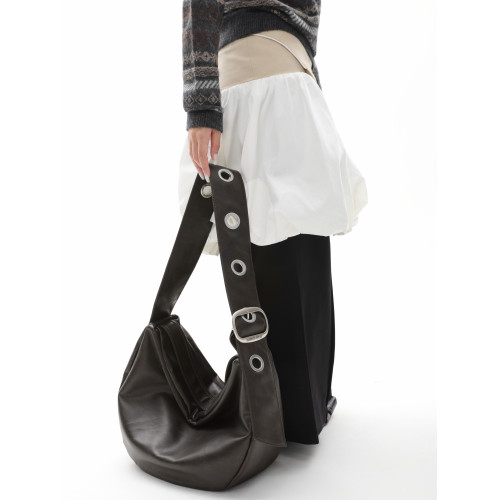 簡著25AW 原創 打洞系列2.0 做舊擦色寬肩帶斜背餃子包慵懶大容量