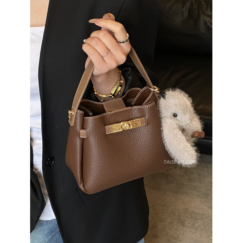 高級感復古小包包女2026新款百搭斜後後背包精緻超火手提水桶包小拎包