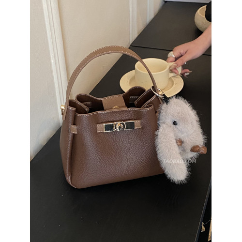 高級感復古小包包女2026新款百搭斜後後背包精緻超火手提水桶包小拎包