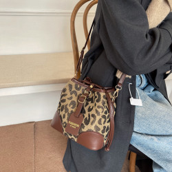 今年流行小包包女ins小衆2021新款時尚豹紋斜後後背包秋冬質感水桶包