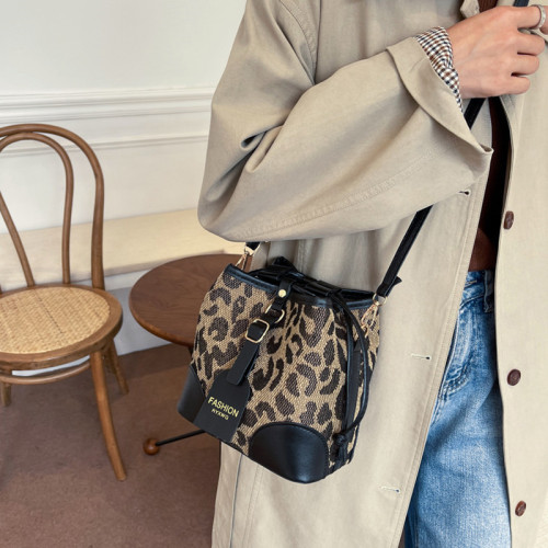 今年流行小包包女ins小衆2021新款時尚豹紋斜後後背包秋冬質感水桶包