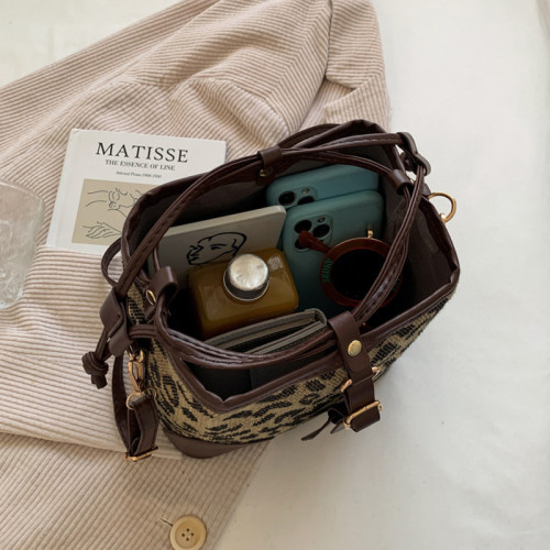 今年流行小包包女ins小衆2021新款時尚豹紋斜後後背包秋冬質感水桶包