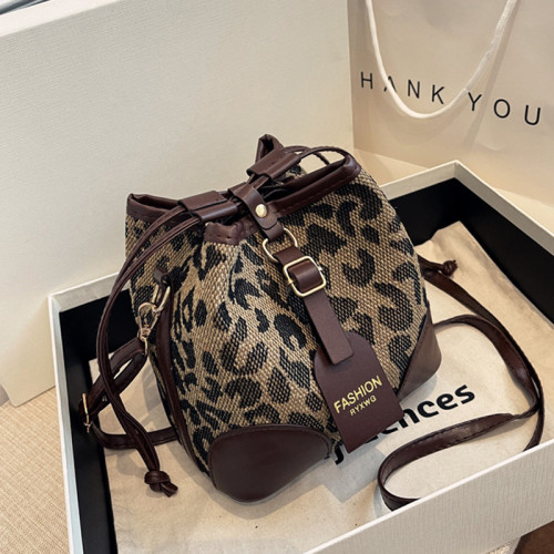 今年流行小包包女ins小衆2021新款時尚豹紋斜後後背包秋冬質感水桶包