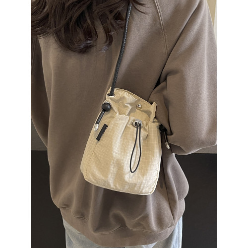 休閒超火尼龍布小包包女2026新款夏季百搭斜後後背包單肩水桶包手機包 休閒超火尼龍布小包包女2026新款夏季百搭斜後後背包單肩水桶包手機包