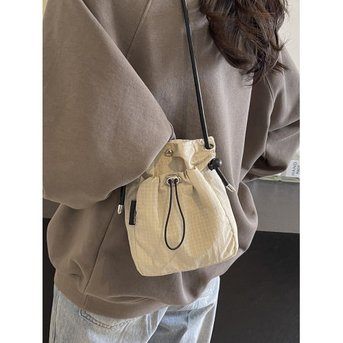 休閒超火尼龍布小包包女2026新款夏季百搭斜後後背包單肩水桶包手機包 休閒超火尼龍布小包包女2026新款夏季百搭斜後後背包單肩水桶包手機包