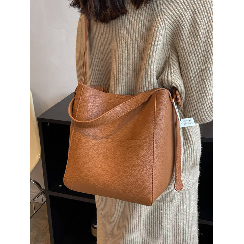 今年流行水桶包女包2026新款包包時尚高級感斜後後背包百搭寬肩帶女包