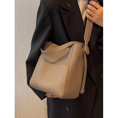 今年流行水桶包女包2026新款包包時尚高級感斜後後背包百搭寬肩帶女包