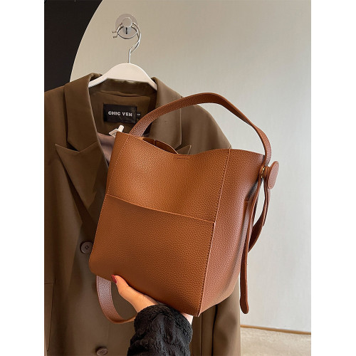 今年流行水桶包女包2026新款包包時尚高級感斜後後背包百搭寬肩帶女包