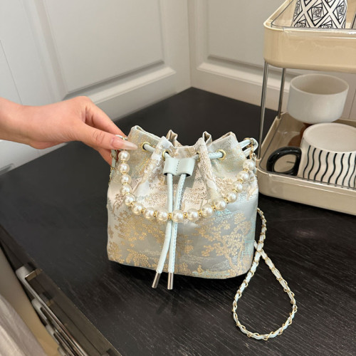 新中式大容量2025新款旗袍風珍珠洋氣感抽帶潮流風斜背手提水桶包