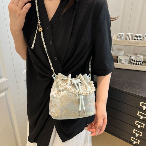 新中式大容量2025新款旗袍風珍珠洋氣感抽帶潮流風斜背手提水桶包