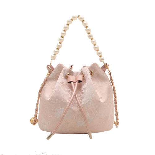 新中式大容量2025新款旗袍風珍珠洋氣感抽帶潮流風斜背手提水桶包