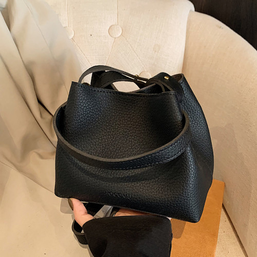 高級質感洋氣手提水桶包包女式2025新款時尚小拎包外出通勤斜後後背包