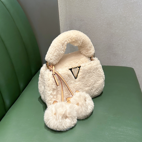 2026秋冬毛絨手提包V羊絨皮草大衣搭配神器單肩包毛掛飾小貓斜背 2026秋冬毛絨手提包V羊絨皮草大衣搭配神器單肩包毛掛飾小貓斜背