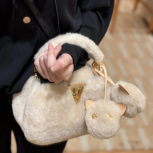 2026秋冬毛絨手提包V羊絨皮草大衣搭配神器單肩包毛掛飾小貓斜背 2026秋冬毛絨手提包V羊絨皮草大衣搭配神器單肩包毛掛飾小貓斜背