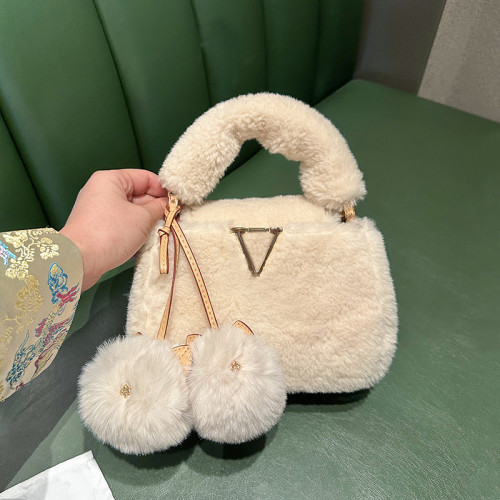 2026秋冬毛絨手提包V羊絨皮草大衣搭配神器單肩包毛掛飾小貓斜背 2026秋冬毛絨手提包V羊絨皮草大衣搭配神器單肩包毛掛飾小貓斜背