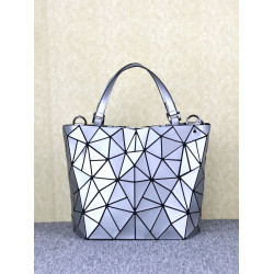 手提包女百搭上班族通勤斜後後背包銀幾何菱格折曡啞光拉絲水桶包女士