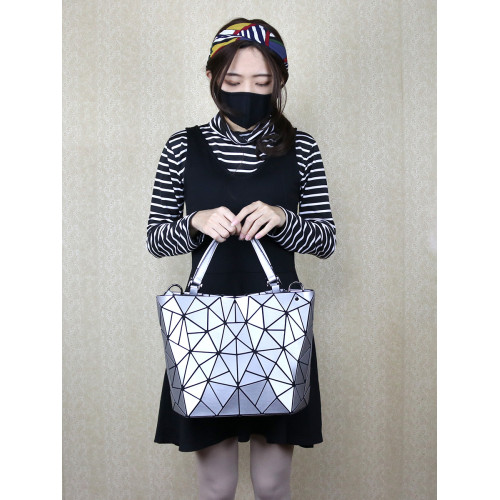 手提包女百搭上班族通勤斜後後背包銀幾何菱格折曡啞光拉絲水桶包女士