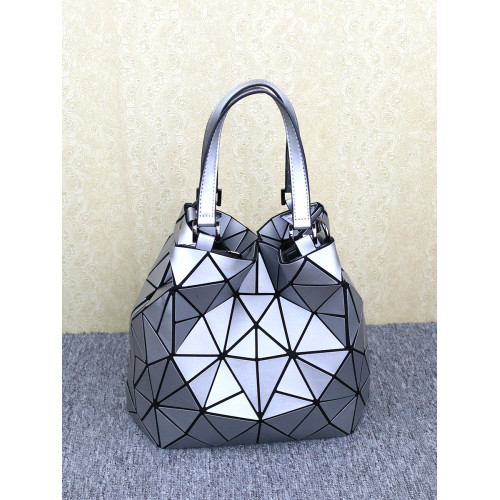 手提包女百搭上班族通勤斜後後背包銀幾何菱格折曡啞光拉絲水桶包女士