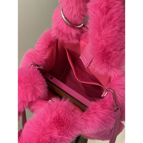 2025秋冬新款潮毛絨水桶包玫紅色毛毛包女可愛公仔小怪獸掛飾女包