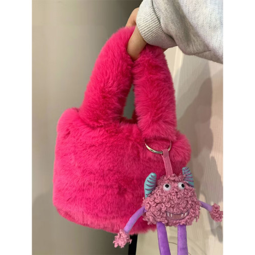 2025秋冬新款潮毛絨水桶包玫紅色毛毛包女可愛公仔小怪獸掛飾女包