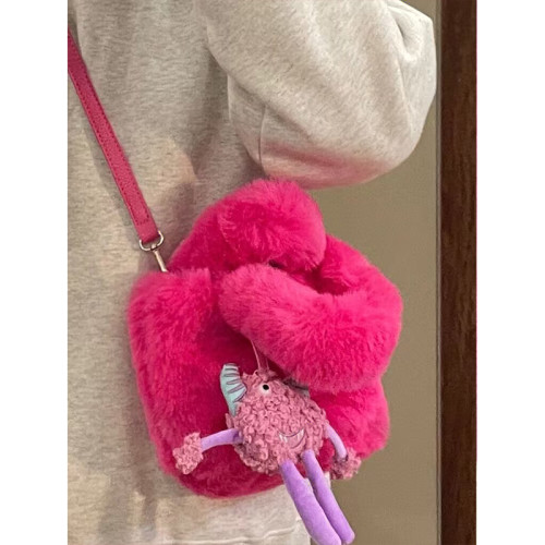 2025秋冬新款潮毛絨水桶包玫紅色毛毛包女可愛公仔小怪獸掛飾女包