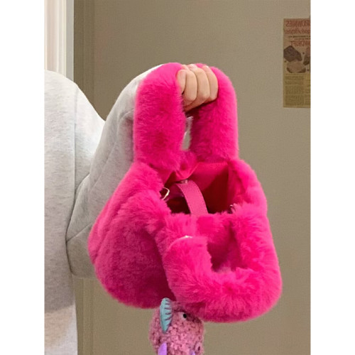 2025秋冬新款潮毛絨水桶包玫紅色毛毛包女可愛公仔小怪獸掛飾女包