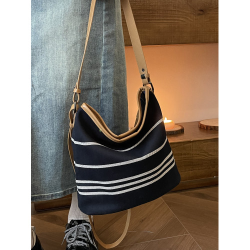 休閒超火秋冬小包包女2026新款輕便簡約帆布斜後後背包單肩托特水桶包