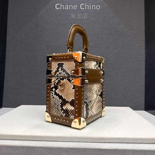 香港專櫃真皮小方包盒子包女2026新款秋冬高級感時尚手提斜背小包