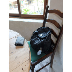 REOY Stu”ason韓版as金屬標復古做舊機車軟皮車縫線抽繩雙肩包