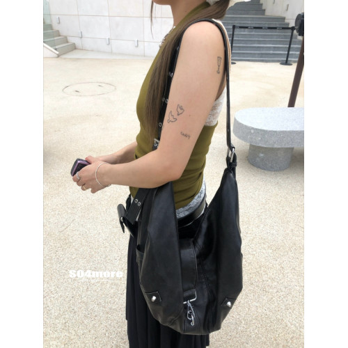 【SO4more】韓國直郵 西部鉚釘龐克帥氣復古大容量pu皮單肩斜後後背包 【SO4more】韓國直郵 西部鉚釘龐克帥氣復古大容量pu皮單肩斜後後背包