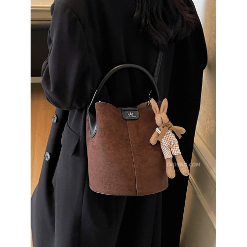 秋冬季復古磨砂包包女2026新款時尚百搭斜後後背包超火撞色手提水桶包