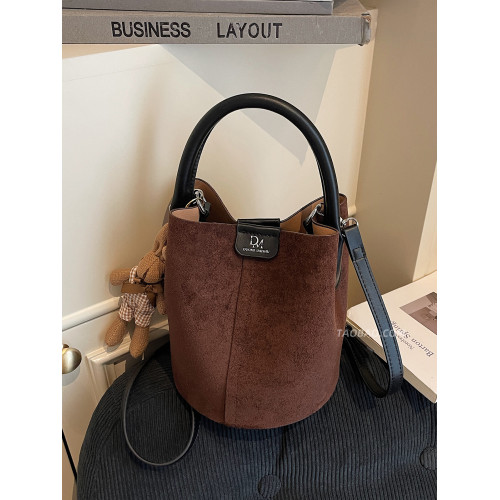 秋冬季復古磨砂包包女2026新款時尚百搭斜後後背包超火撞色手提水桶包