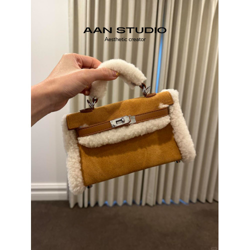 【AAN】2025秋冬新款羊羔毛拼接磨砂牛皮凱莉包女復古單肩斜後後背包 【AAN】2025秋冬新款羊羔毛拼接磨砂牛皮凱莉包女復古單肩斜後後背包