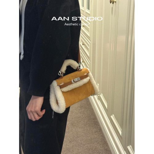 【AAN】2025秋冬新款羊羔毛拼接磨砂牛皮凱莉包女復古單肩斜後後背包 【AAN】2025秋冬新款羊羔毛拼接磨砂牛皮凱莉包女復古單肩斜後後背包