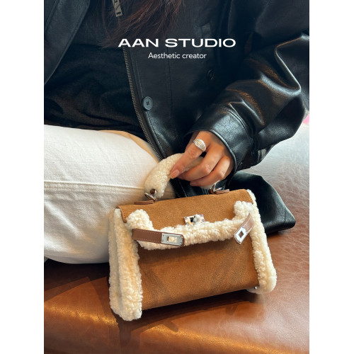 【AAN】2025秋冬新款羊羔毛拼接磨砂牛皮凱莉包女復古單肩斜後後背包 【AAN】2025秋冬新款羊羔毛拼接磨砂牛皮凱莉包女復古單肩斜後後背包