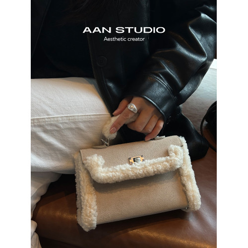 【AAN】2025秋冬新款羊羔毛拼接磨砂牛皮凱莉包女復古單肩斜後後背包 【AAN】2025秋冬新款羊羔毛拼接磨砂牛皮凱莉包女復古單肩斜後後背包