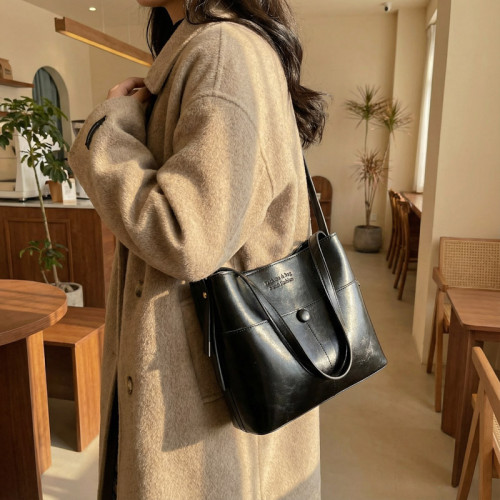 復古軟皮水桶包女2026新款春夏高級質感女士單肩斜背手提包托特包