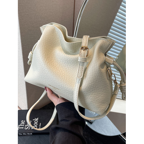 黑色包包女2025超火新款時尚高級感洋氣單肩斜後後背包小衆設計水桶包