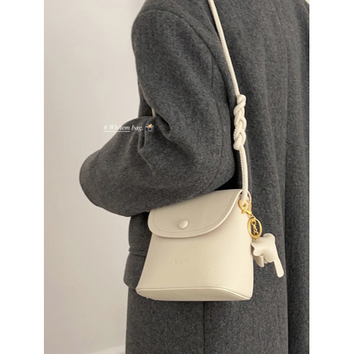 小衆復古手機包包女2025新款秋冬高級感單肩斜後後背包百搭超火水桶包 小衆復古手機包包女2025新款秋冬高級感單肩斜後後背包百搭超火水桶包