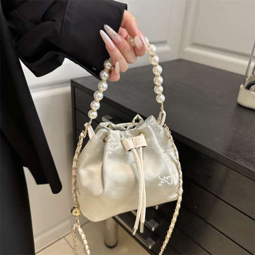 手拎珍珠水桶包女2025夏季新中式刺綉單肩包小衆簡約高級感斜後後背包 手拎珍珠水桶包女2025夏季新中式刺綉單肩包小衆簡約高級感斜後後背包