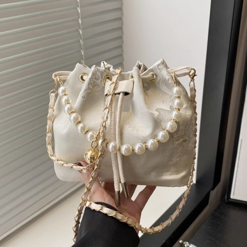 手拎珍珠水桶包女2025夏季新中式刺綉單肩包小衆簡約高級感斜後後背包 手拎珍珠水桶包女2025夏季新中式刺綉單肩包小衆簡約高級感斜後後背包