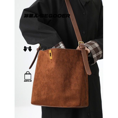 BEGOOER復古絨面通勤水桶包女2026春夏新款氣質大容量單肩斜後後背包