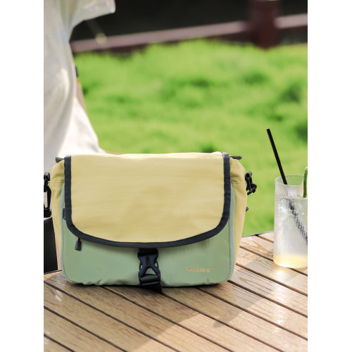 Qminica時尚通勤單肩包11寸PAD收納休閒多隔層郵差包防潑水斜後後背包