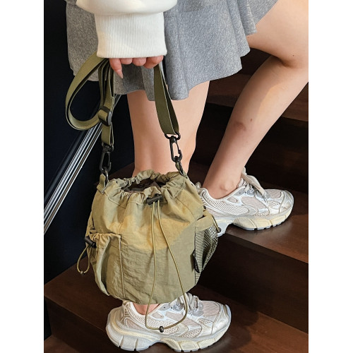 輕便百搭水桶包女休閒迷你單肩斜背手機包新款抽繩束口通勤帆布包