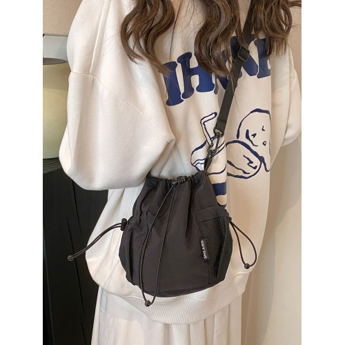 韓版休閒新款小衆單肩包斜後後背包小布包手機包女休閒百搭迷你小桶包