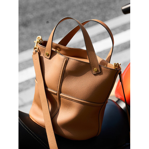 頭層牛皮水桶包通勤大容量單肩斜後後背包24新款歐美時尚真皮女士包包 頭層牛皮水桶包通勤大容量單肩斜後後背包24新款歐美時尚真皮女士包包