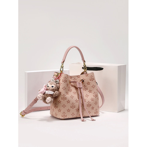 IT GDLEDY粉色真皮壓花水桶包包女2026新款輕奢高級感單肩手提包 IT GDLEDY粉色真皮壓花水桶包包女2026新款輕奢高級感單肩手提包