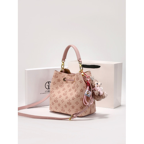 IT GDLEDY粉色真皮壓花水桶包包女2026新款輕奢高級感單肩手提包 IT GDLEDY粉色真皮壓花水桶包包女2026新款輕奢高級感單肩手提包