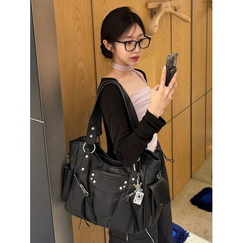 韓國iugamakaras包包女薑澁琪同款包大容量單肩鉚釘機車包斜後後背包